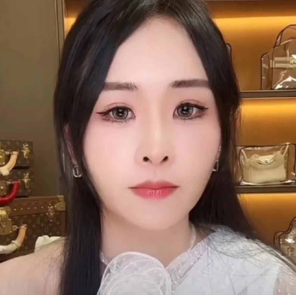 真真姐收集散打对婚姻不忠证据，爆料散打赚了三五个亿，现在一个亿都没有。