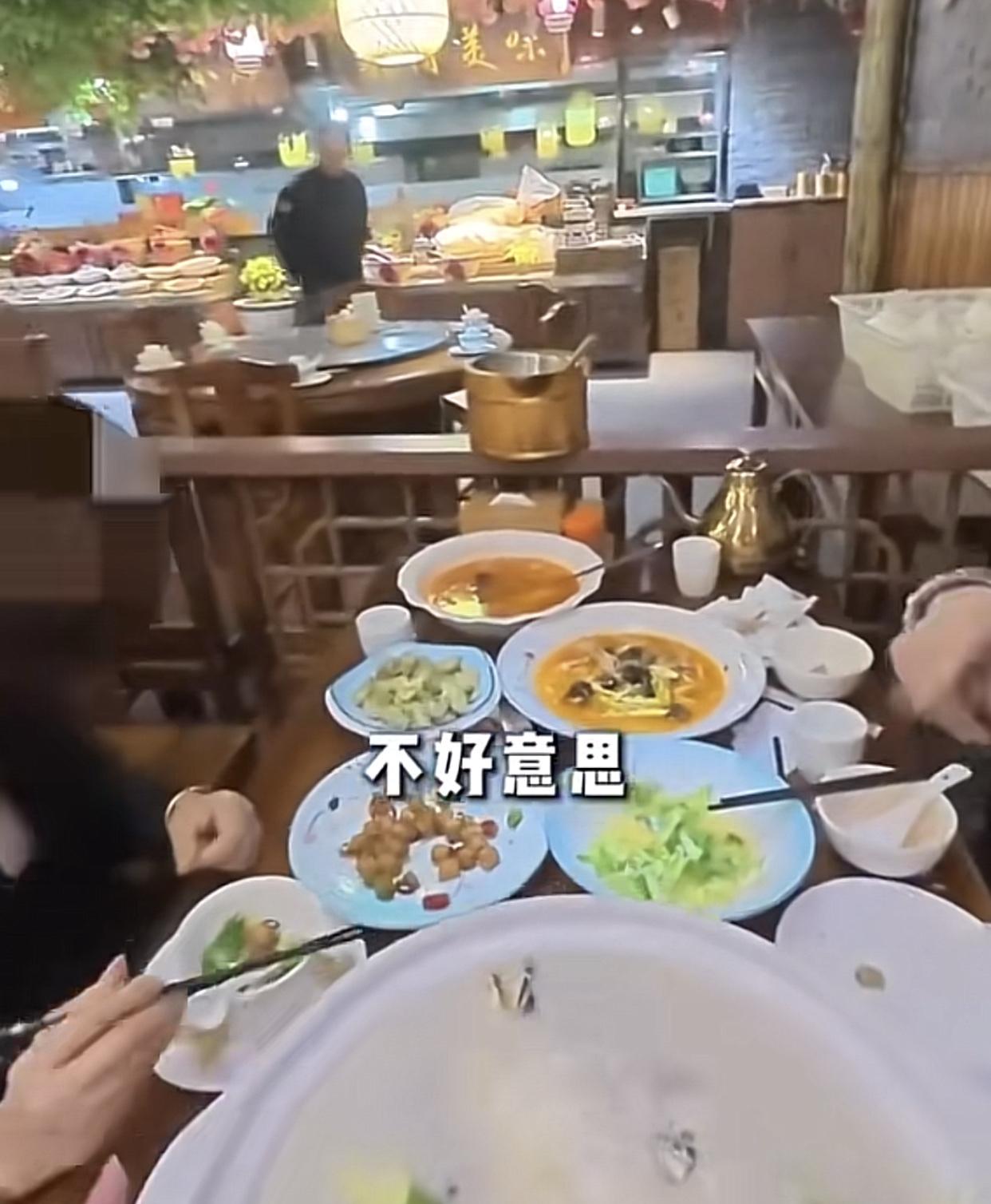 菜上错了到底还能不能端走？近日，一对男女在一家农家乐餐馆用餐，两人点了5个菜，