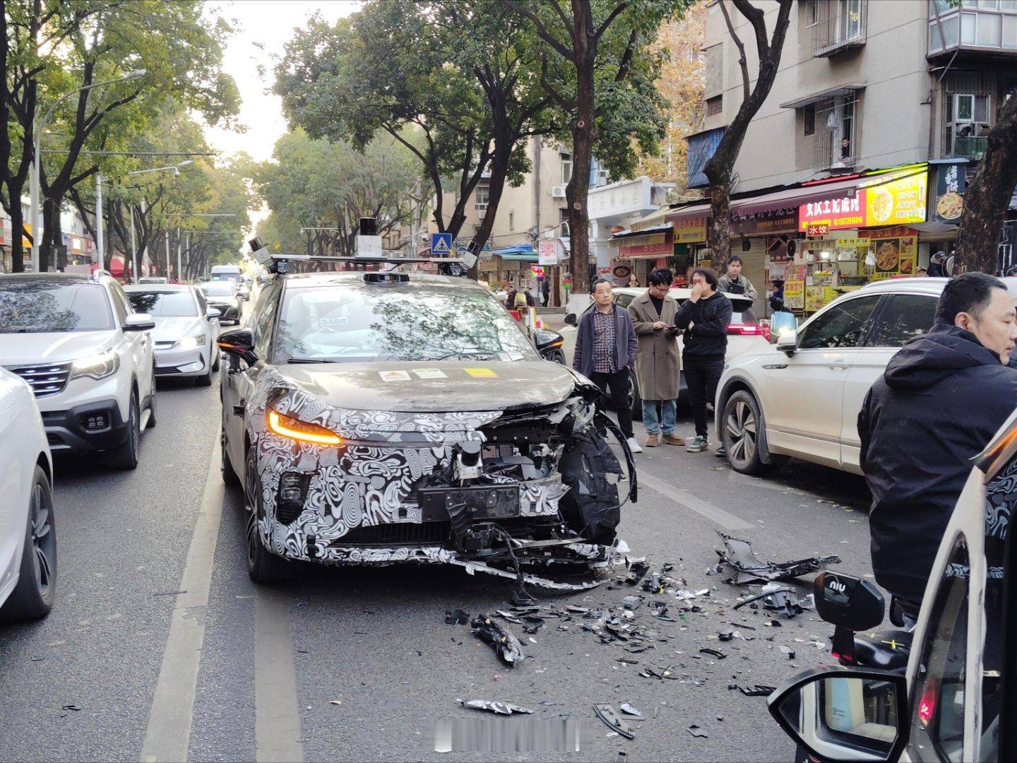 这是萝卜快跑和哪家伪装测试车撞了？不知道算谁的责任？新能源汽车