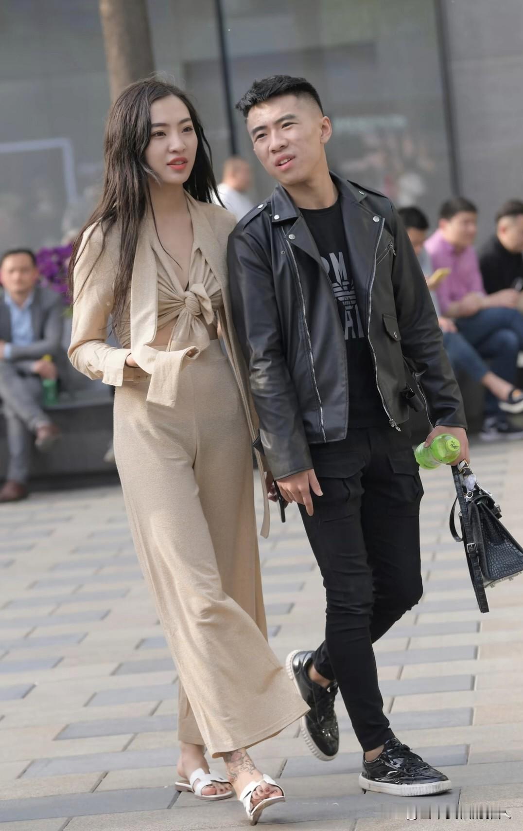 职业装好看还是休闲装好看?内搭吊带长裙怎么搭配职场女性穿搭有很多门道。简约耐