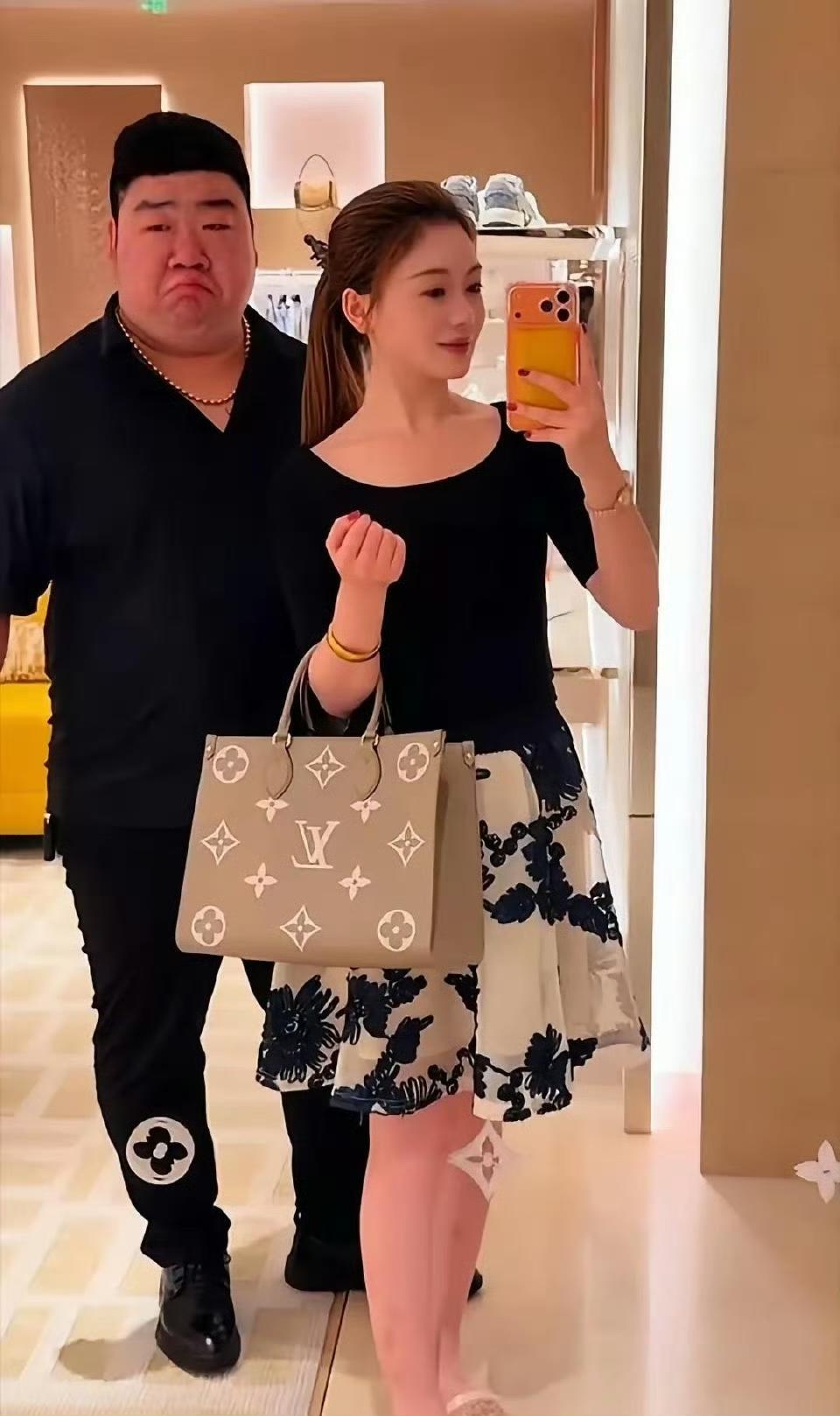 为了这么个两万多的包，这女的也真的是下得去嘴啊！而且LV现在名声也不怎么好了吧！