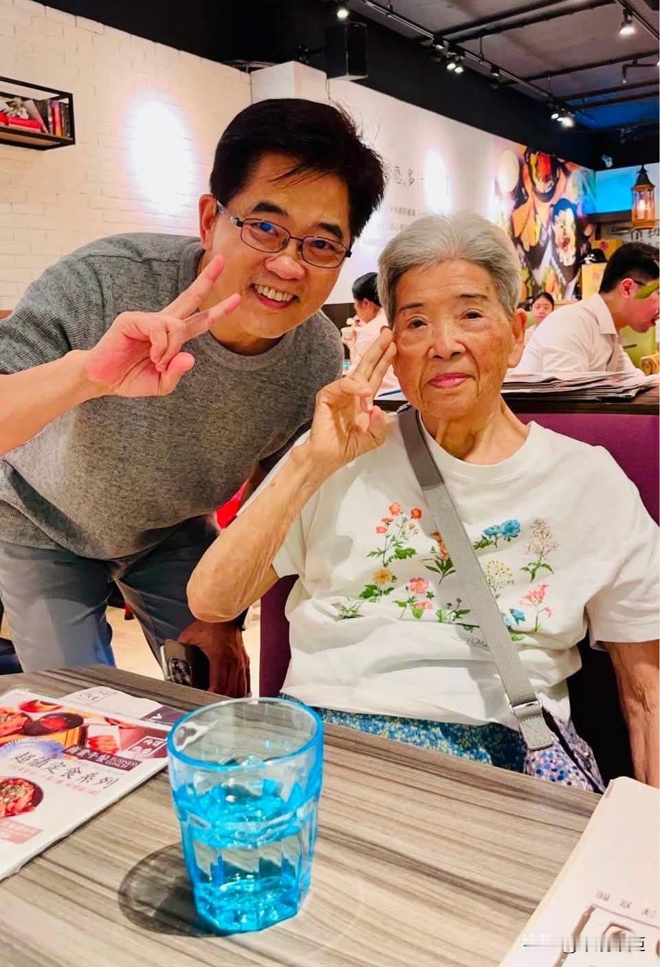 国民党前秘书长黄健庭今（1日）在脸书发文表示，感谢主，妈妈最近的精神和体能状况都