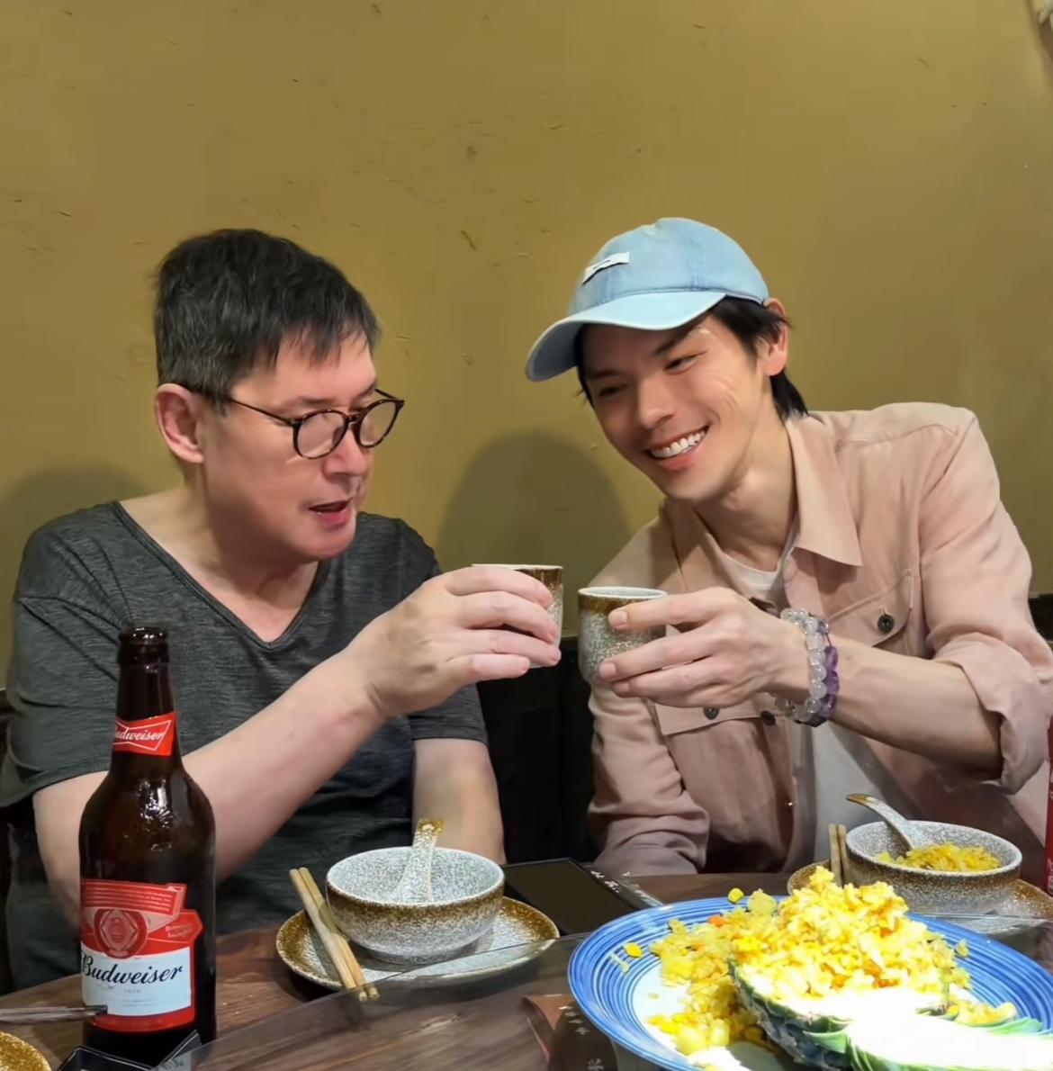 向佐陪岳父过生日，青筋暴起，身体状况惹担忧，不过他与岳父碰杯的瞬间可以让人感觉出