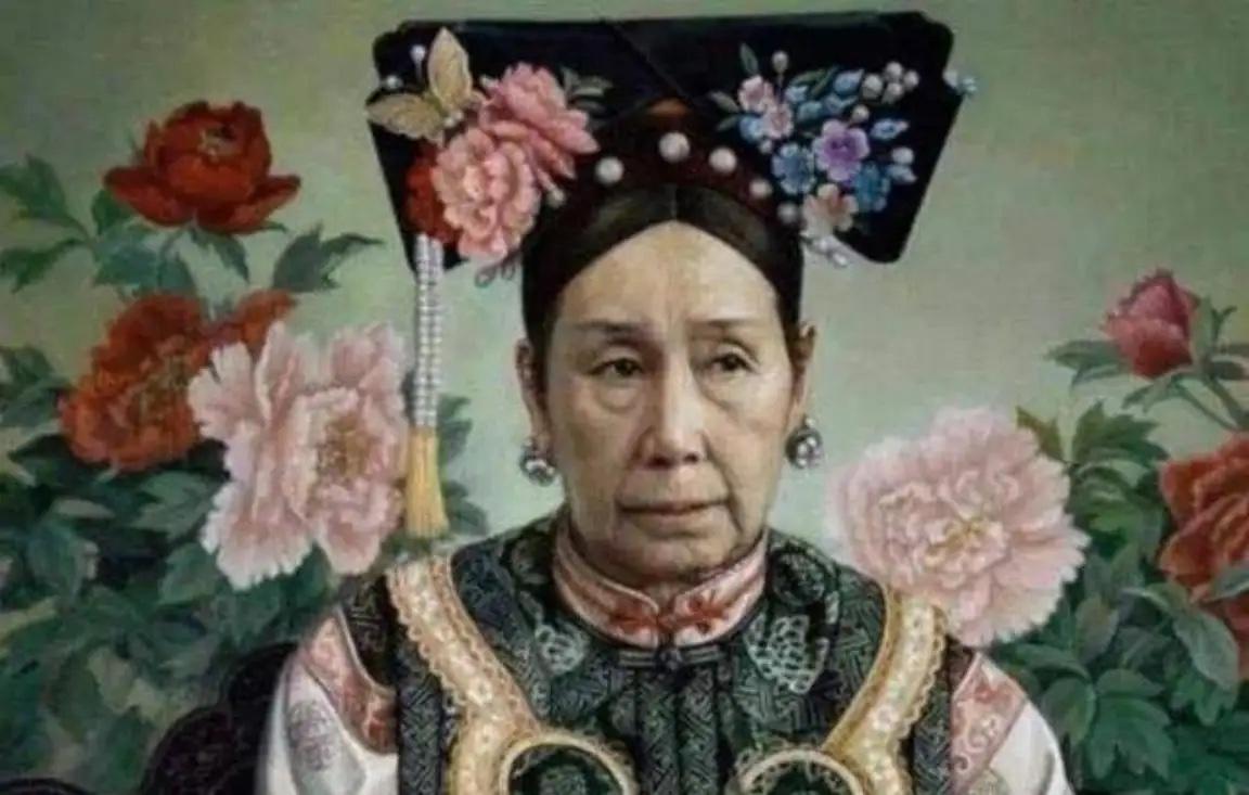 慈禧每次洗澡后，只留李莲英1人伺候。而房间里不时传出喊痛，一位小宫女偷掀帘子，这