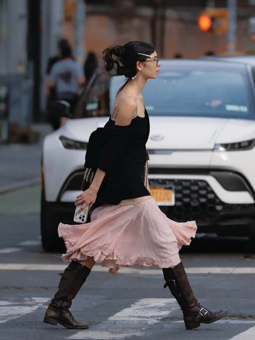 一眼沦陷！氛围感拉满的半身裙街拍