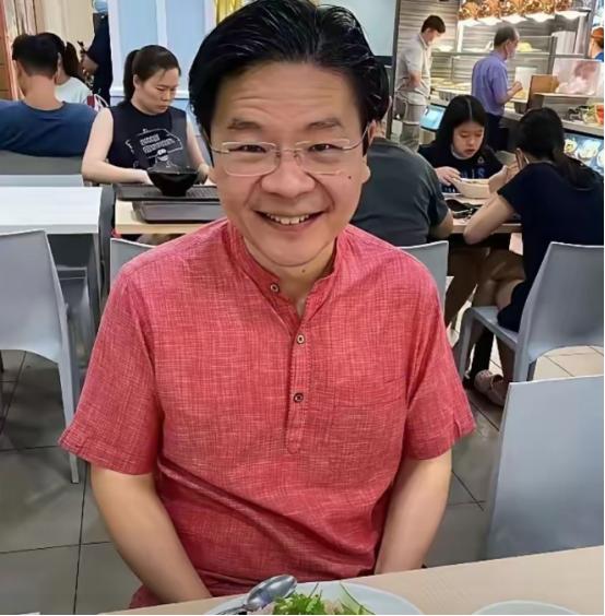 装都不装了！全国七成是华人，世世代代用筷子吃饭，印度裔连十分之一都不到。可现在总