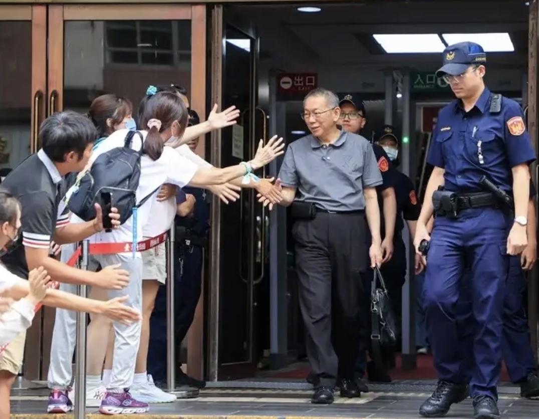 台北地院审理柯文哲案，前柯办主任李文宗“被告转证人”作证，证词竟试图“切割”柯文