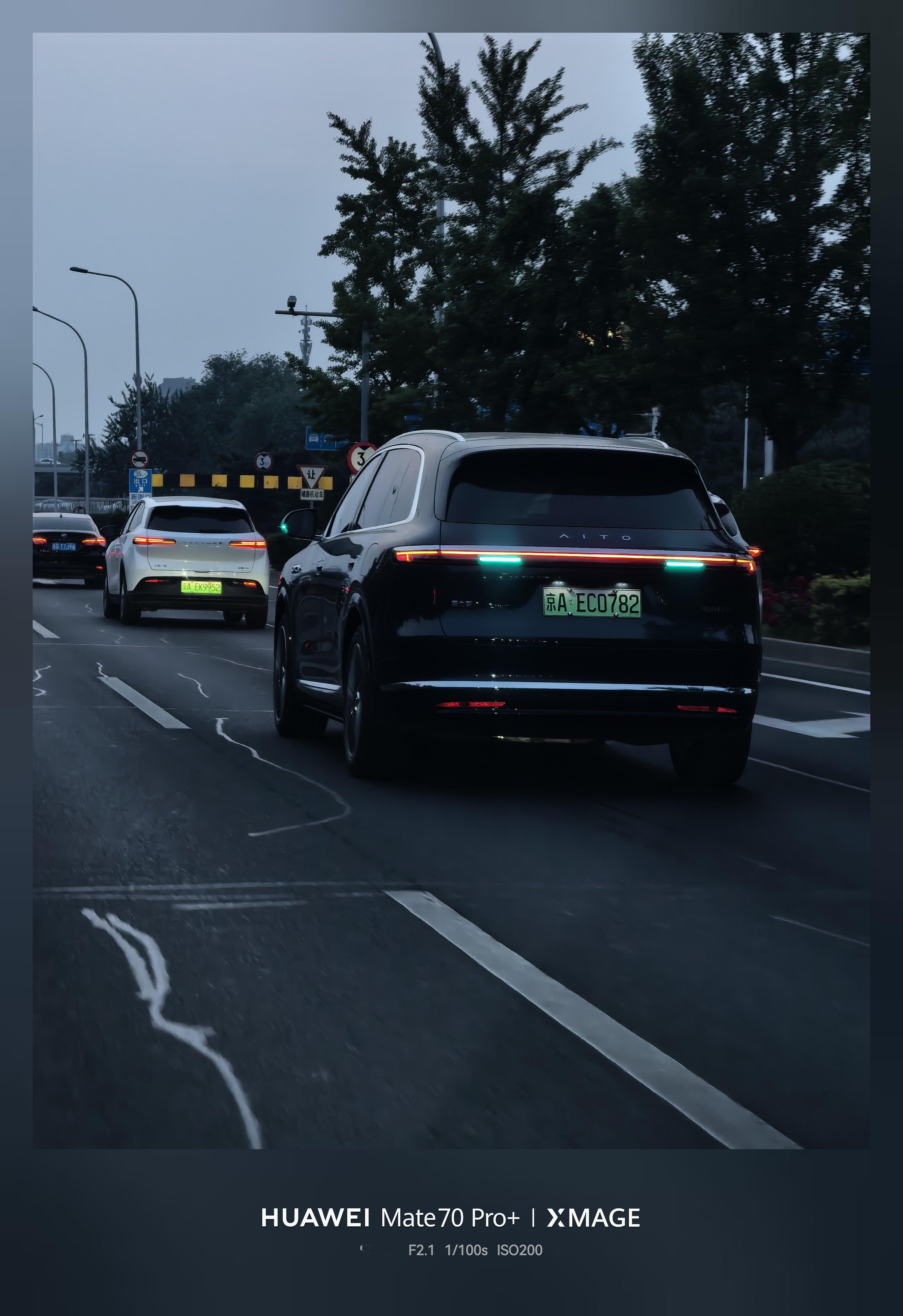 现在的北京下班晚高峰小蓝灯已到处可见～