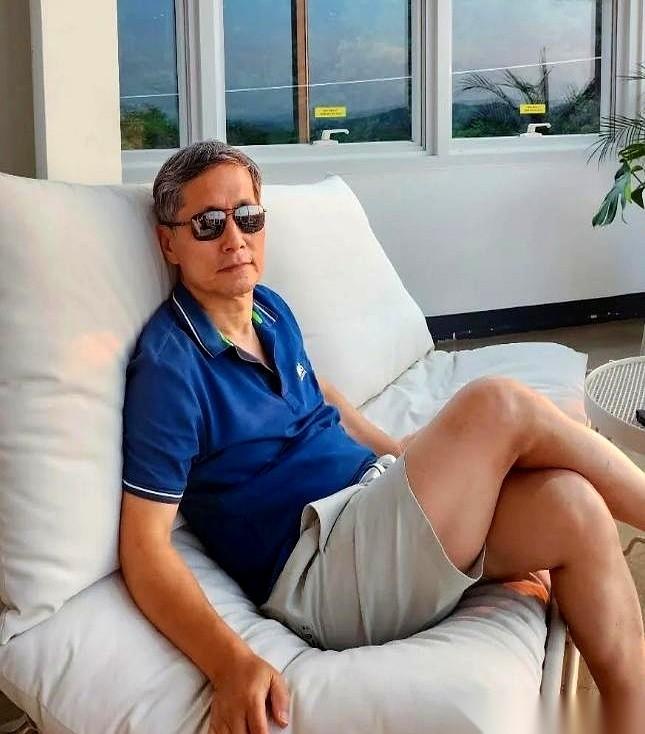 我二舅要把他那套一百多万的房子，加上一个刚认识几个月女人的名字。我当时筷子“啪