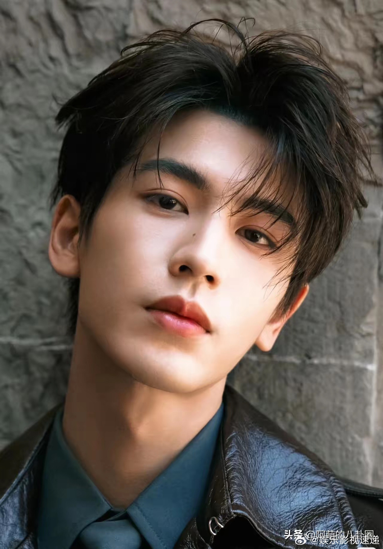 我有种预感，张凌赫肯定是得罪圈内大佬了。影视寒冬这么久，好不容易出来一部《逐玉》