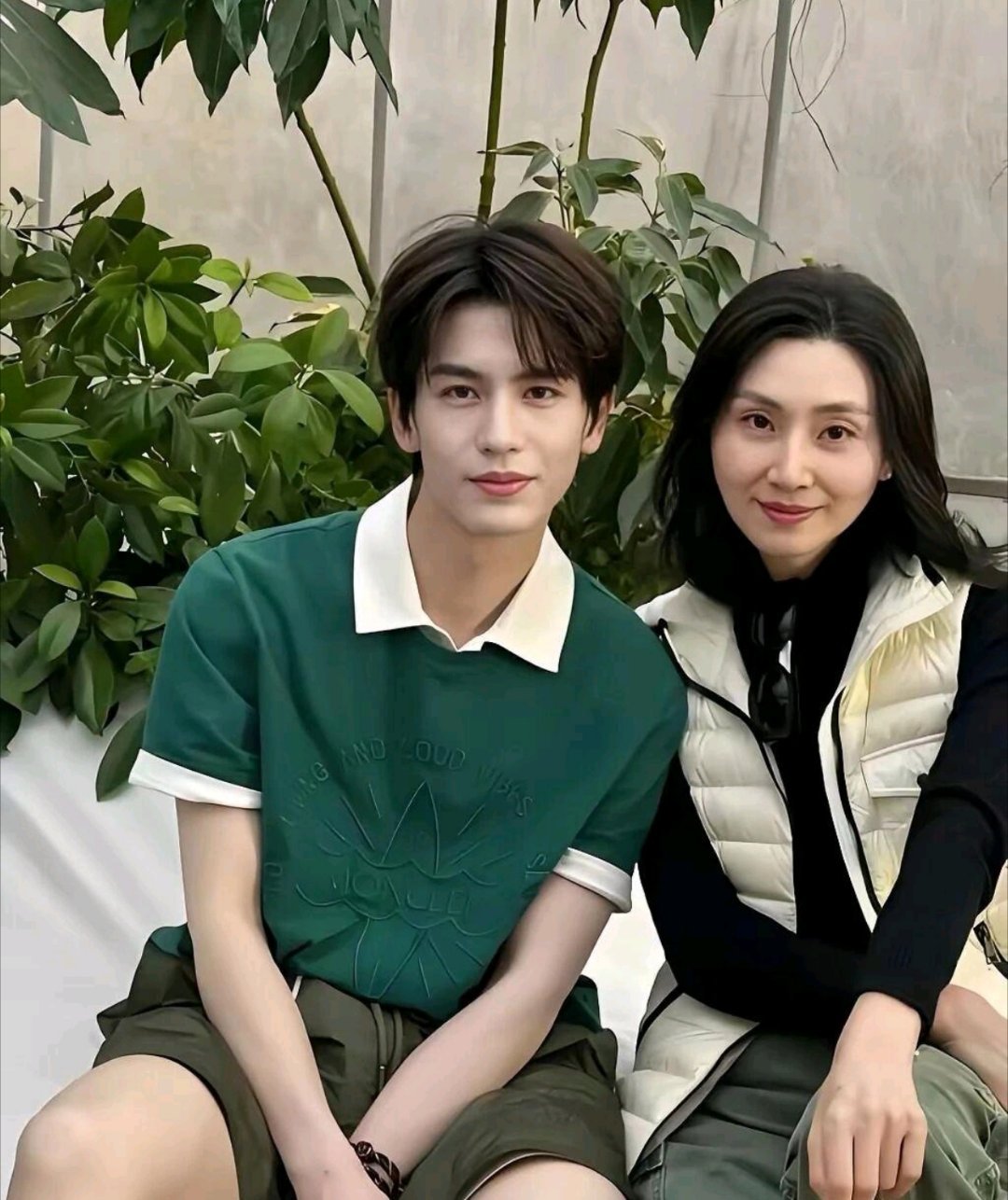 怪不得张凌赫这么帅，原来是遗传了妈妈母子俩简直是一个模子里刻出来的