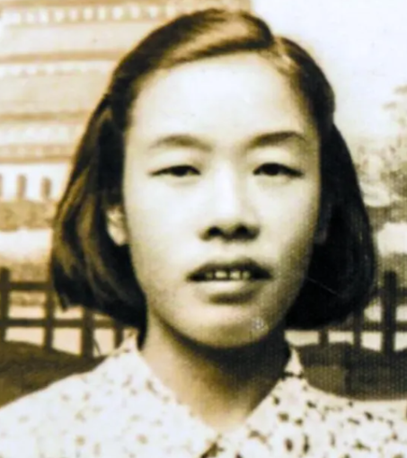 1949年，渣滓洞大屠杀中，盛国玉中枪倒在血泊之中，可她却还活着！特务进来补枪，