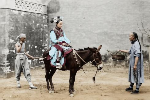 清末北京城内，骑驴是清末北京中产及以下旗人家庭女性最普遍的出行方式之一，既适配胡