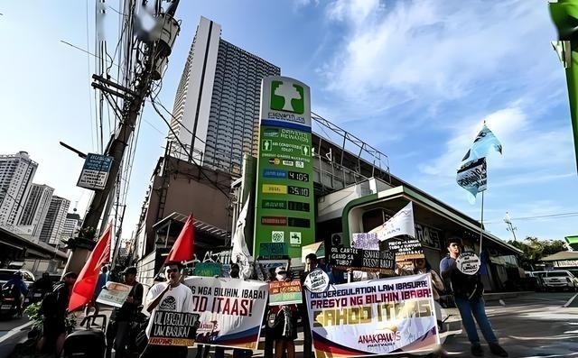 我发现，菲律宾已经彻底快撑不住了，马尼拉又爆发大规模游行抗议。据当地华人反馈，目