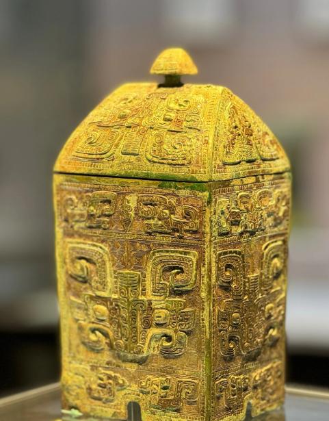 从实用到礼仪：古代青铜食具的演变研究青铜器是中华文明的瑰宝，其中的青铜食具不