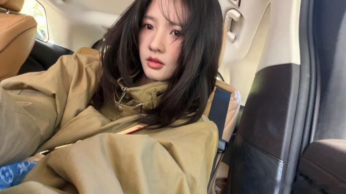 刘些宁剪个头发刘些宁剪个头发自拍照谁懂啊！刘些宁这款中长发太适配了，随手自拍都是韩剧女主既视感​​​