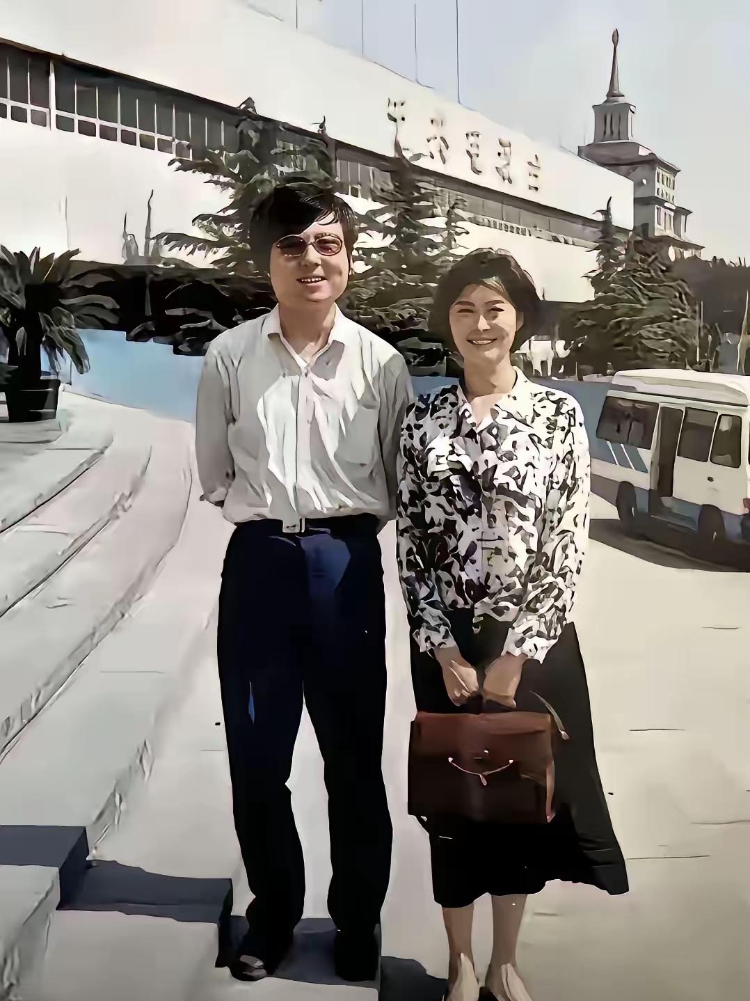 敬一丹大姐才貌出众，是个很优秀的主持人。欧阳夏丹自拍