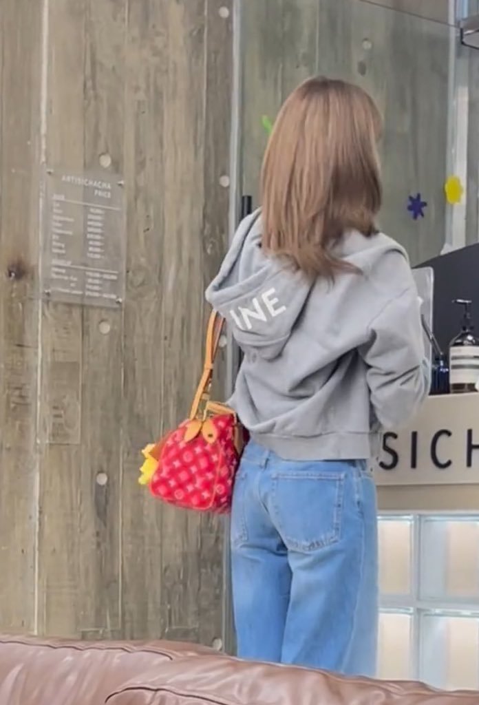 天呐Lisa穿的竟然还是我最爱用的头像的衣服韩国化妆室偶遇Lisa