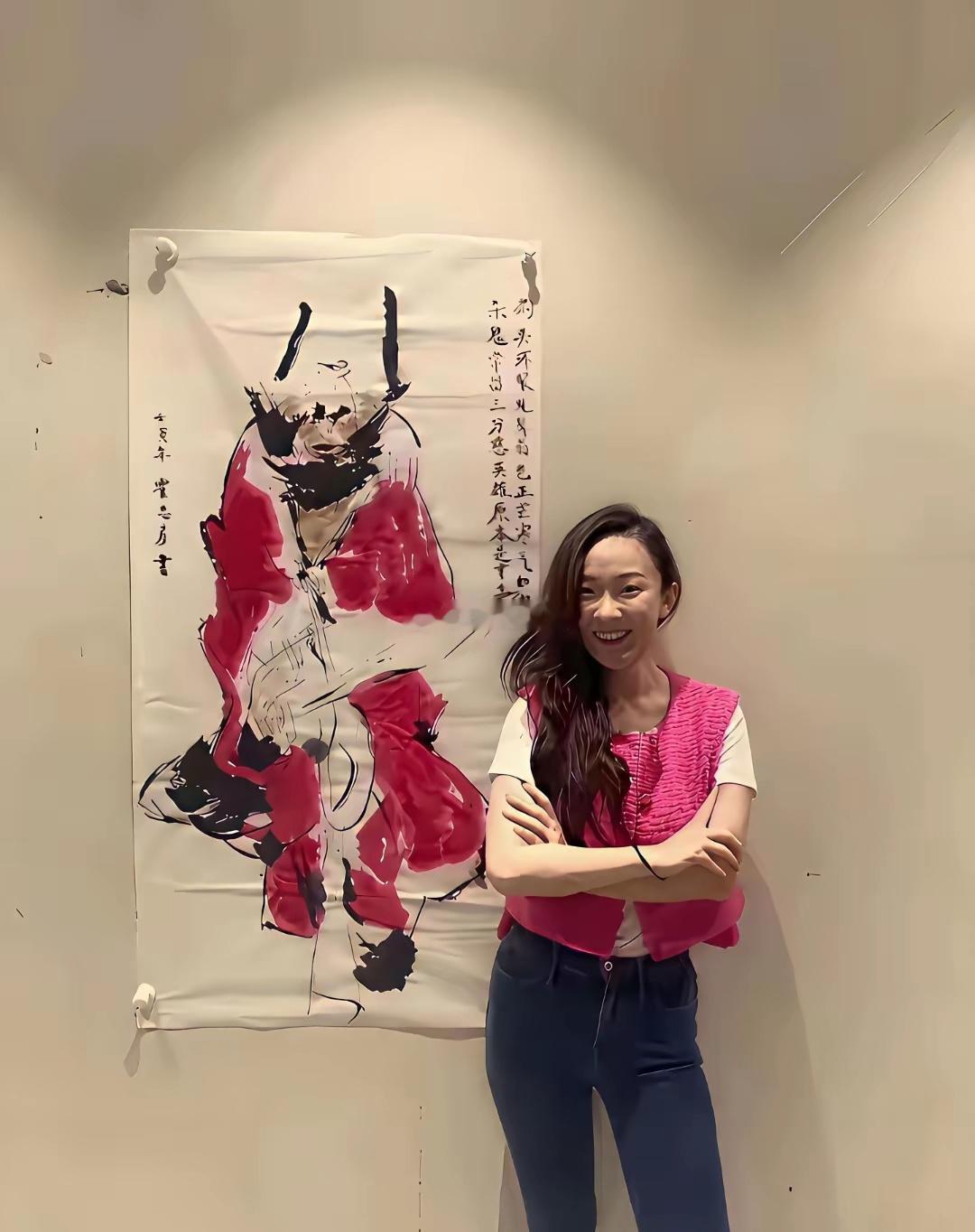 霍思燕在家中书房作画时的一幕俯身手持大毛笔在宣纸上创作国画丈夫杜江背手站在身后静