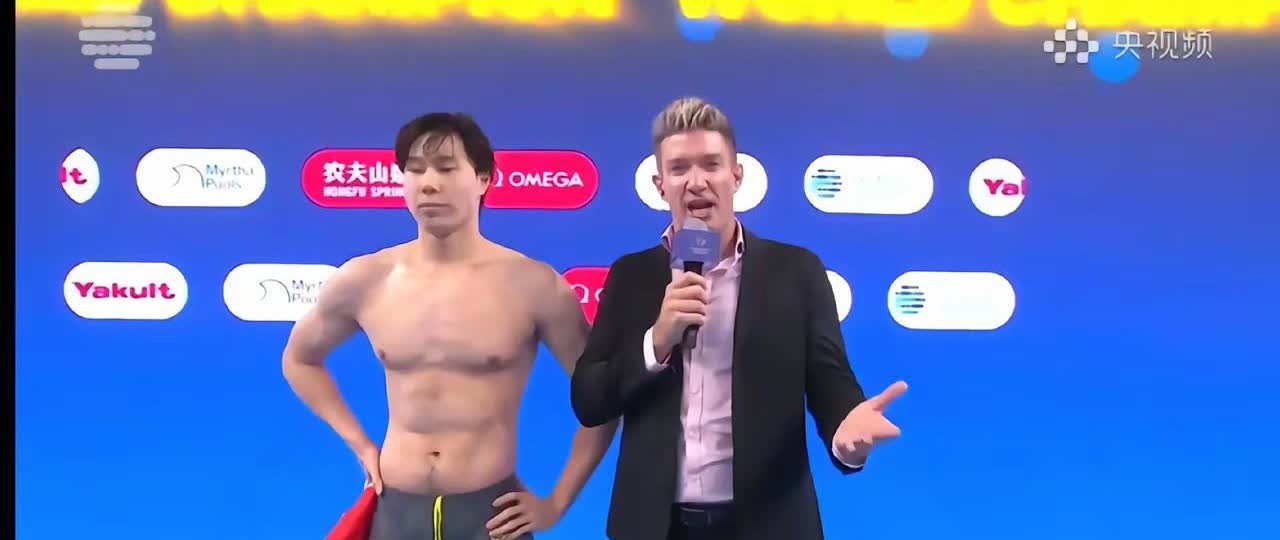 看看覃海洋肚皮：小潘成绩下滑是肚皮原因吗？我看覃海洋的肚皮也挺大，为什么