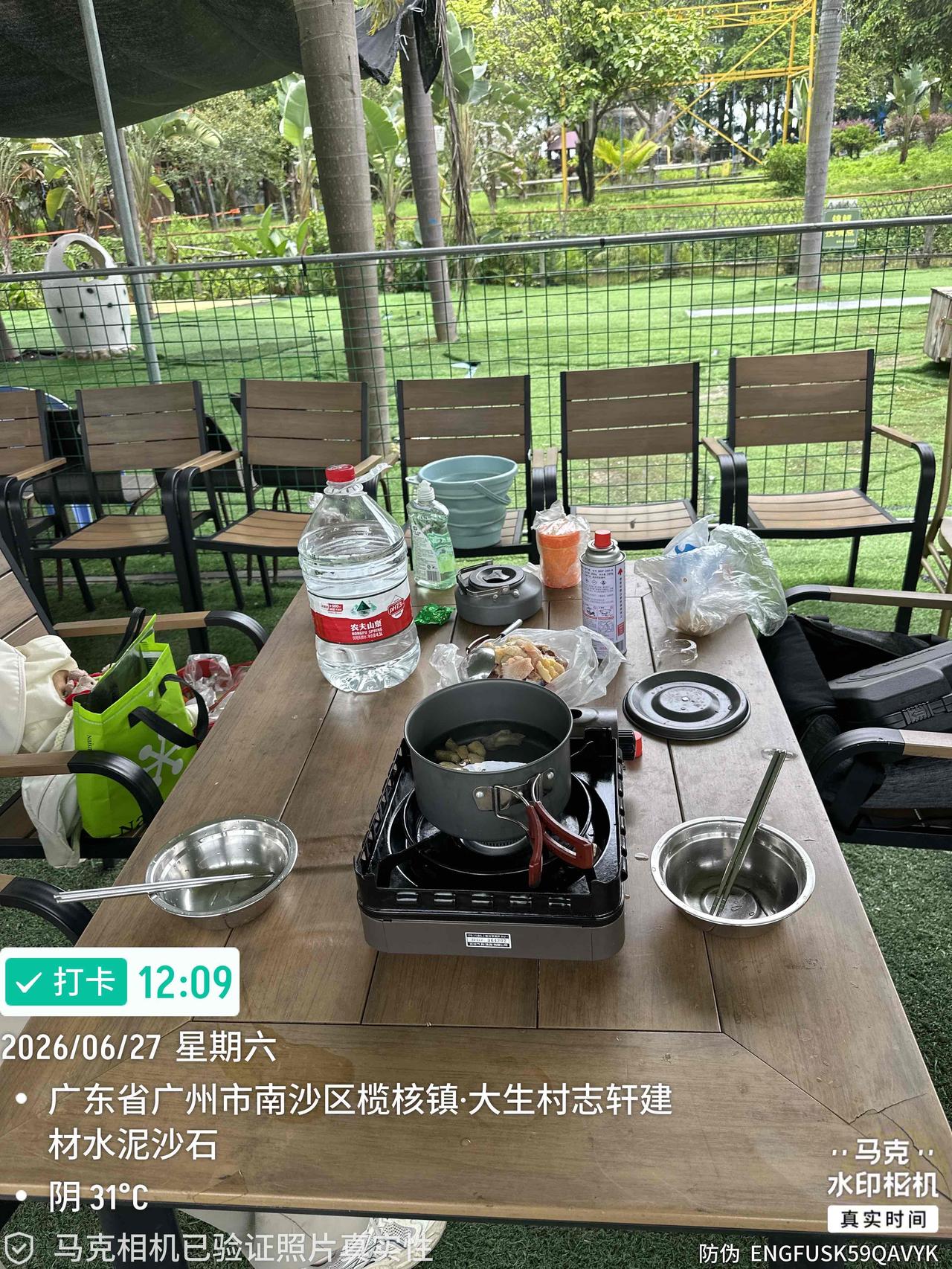采摘水果后下一个重头戏就是果园鸡、果园蔬菜等原生态食材的露营了，每次来这里都是这