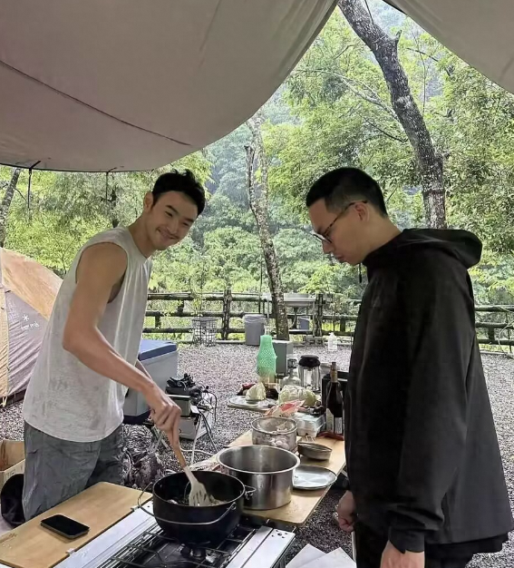 43岁阮经天深山露营：亲自下厨，帐篷里的惬意生活