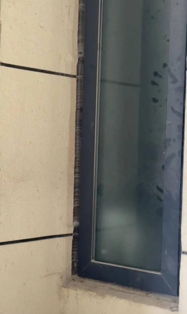 湖北武汉，女子的前同事对她产生好感，而女子觉得不合适，和男子说清楚两人不合适，但