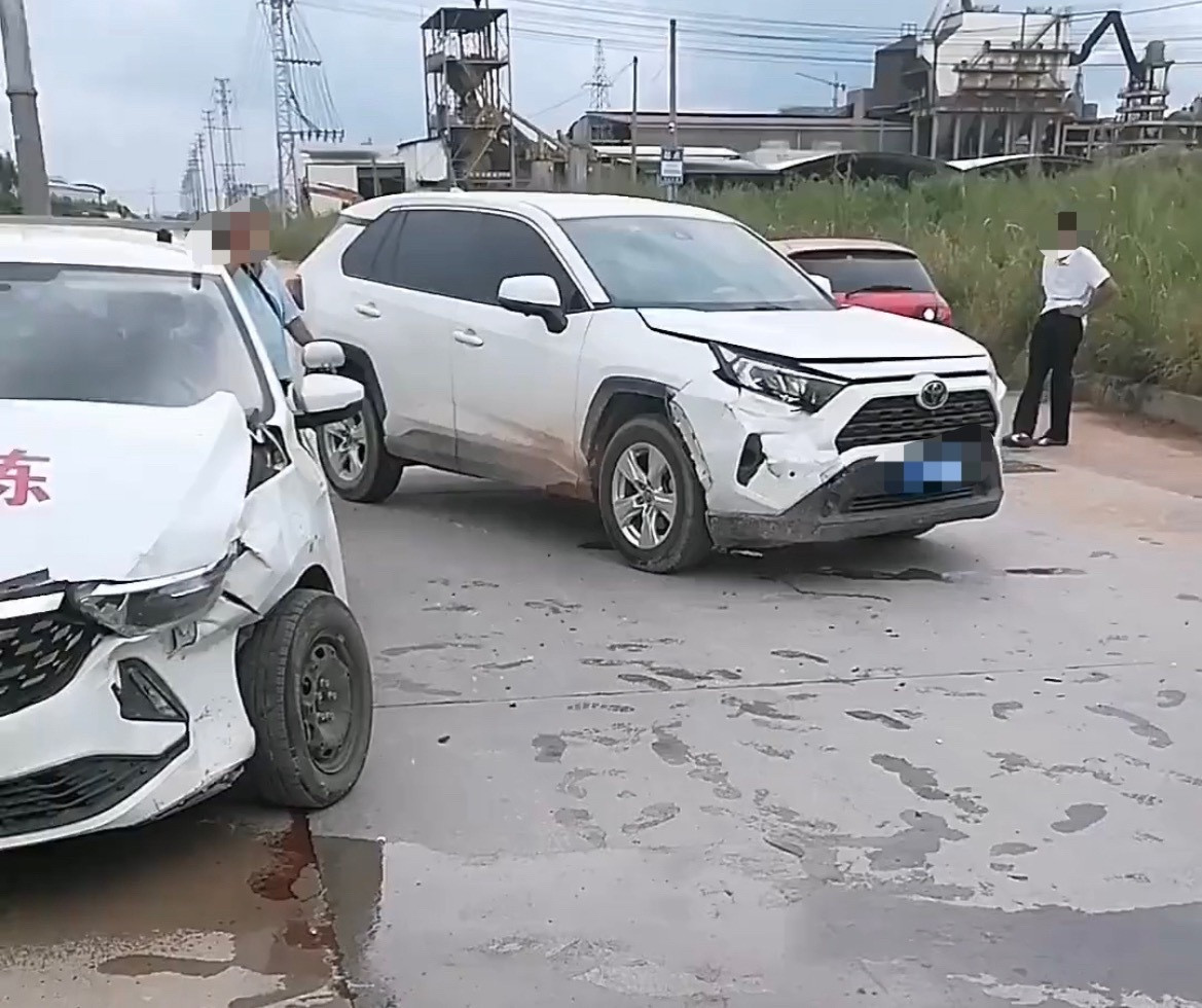 【玉林某白一教练车和suv碰撞车辆受损】8月24日，网友爆料称：玉林市某白一辆教