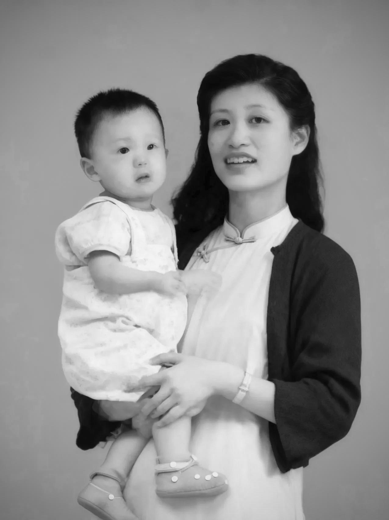 1944年，张爱萍上将夫人李又兰怀抱8个月大的长子张翔，在宁波照相馆留下了一张珍