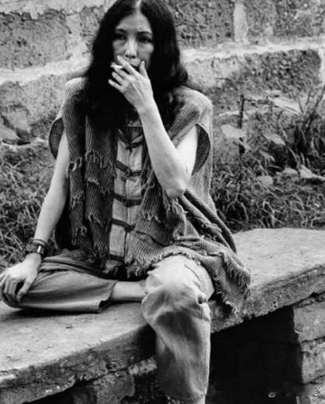 三毛60多年前在美国游学时，有一个男同学约她放学后开车带她出去玩，两个人先一起吃