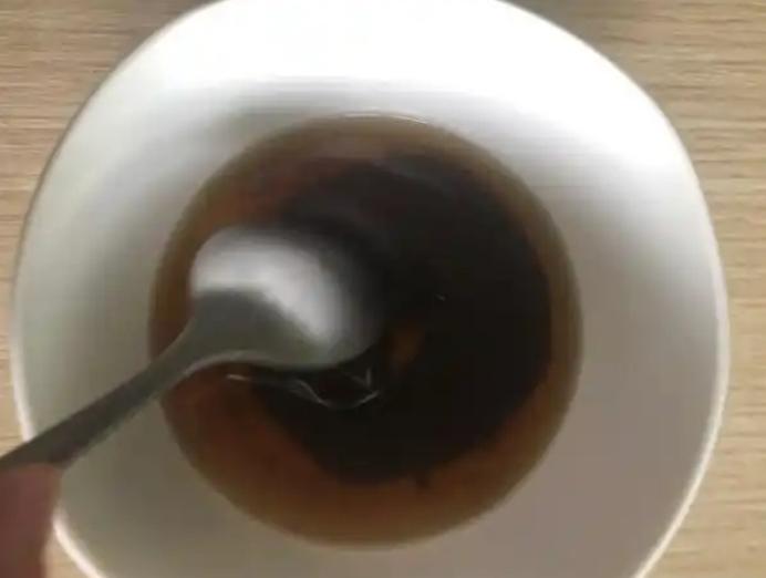 乌鸡白凤丸，下次你炖着吃以前吃药，可能是吃西药习惯了，反正拿在手上就是吞服，
