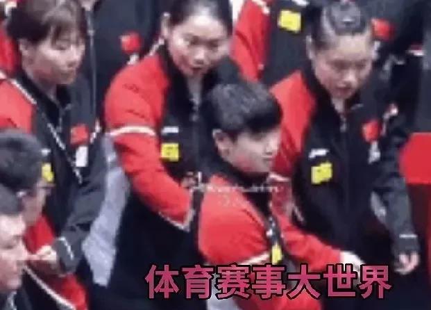孙颖莎有个何卓佳。美国大满贯赛后，队里要合影，有人喊陪练到前面拉横幅。孙颖莎见