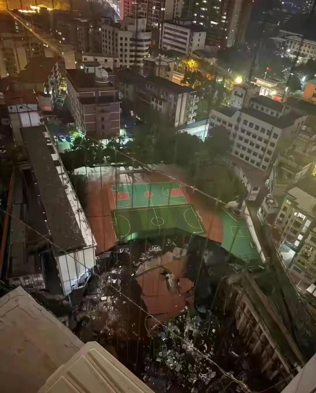 10月17日一小学操场塌出天坑！将近四千娃娃的学校半夜轰隆掉下去半边，教学楼跟