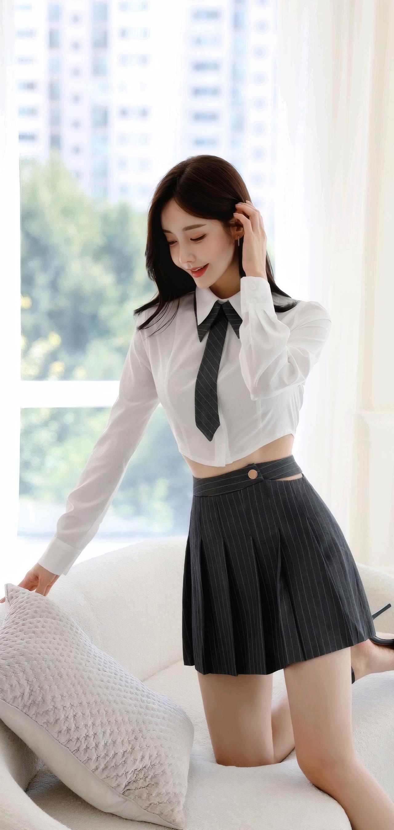 优雅白衬衫+条纹短裙，都市女孩的清新范儿