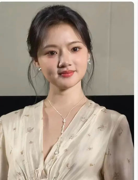 看得出来任敏真的是很放纵了，都吃成圆脸了