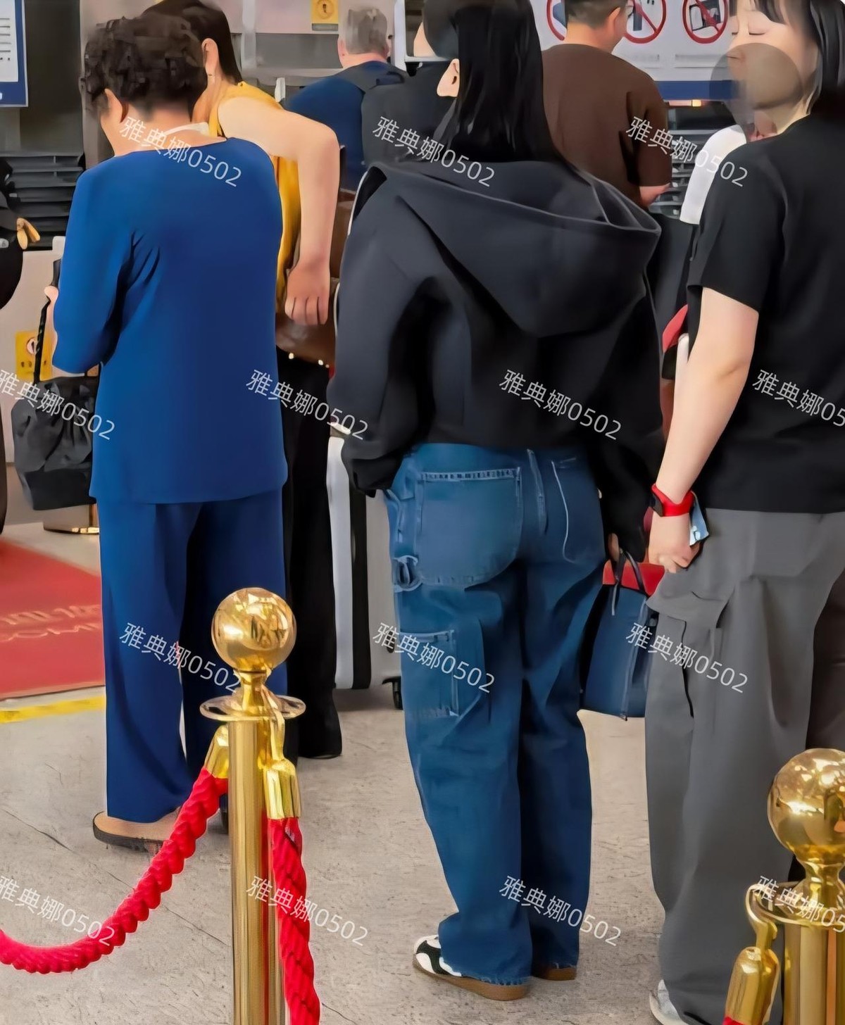 如果一个女明星脸小五官精致、头发乌黑油亮，为什么一次北京偶遇先被拿来量身高和腰腿？有网友在北京遇到阿