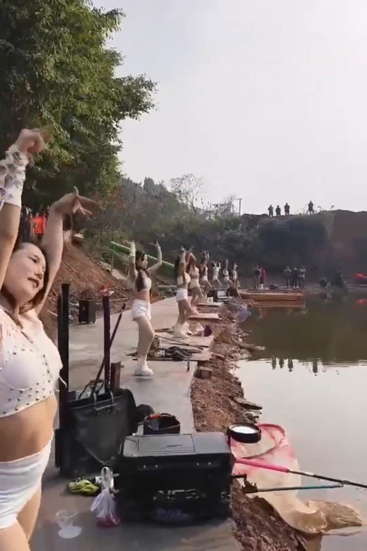四川乐山一个钓场新开业，老板想搞点流量，找了几个美女穿着背心短裤在旁边跳热舞，他