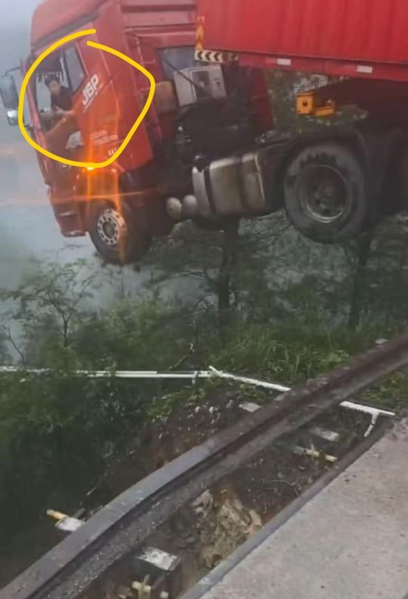 问这位货车司机当时心理恐慌程度？贵州厦蓉高速三都县前往榕江县路段一高架桥出现垮塌