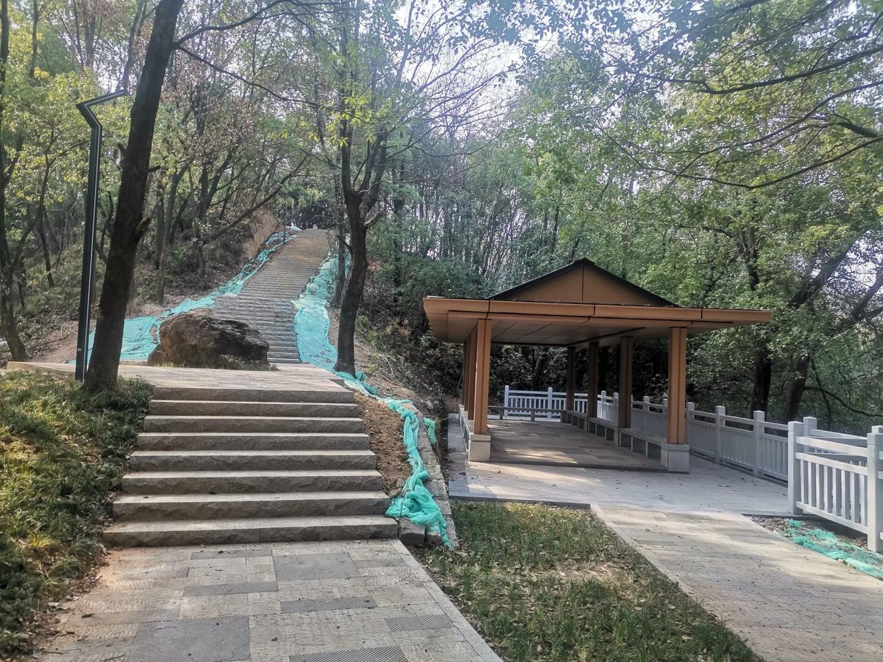 小区后面的一座野山，也开始做山体公园了，而且首期已开放。前几天去逛了一圈，走了