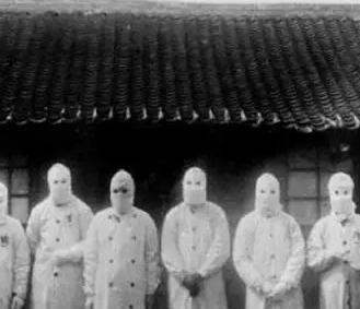 1938年，为了满足自己对女性生殖构造的好奇心，一鬼子军医让人把一女人使劲儿摁