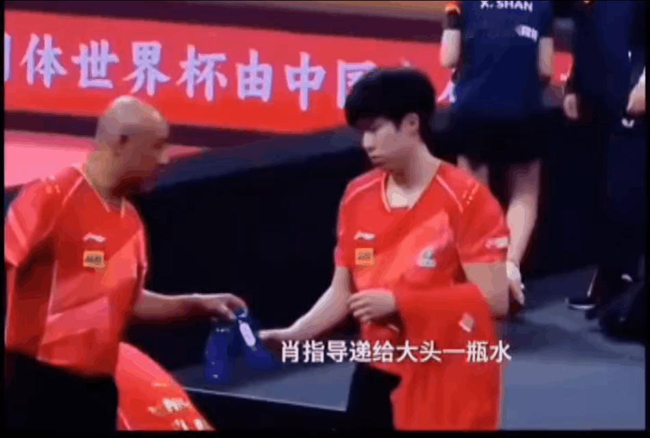 下意识的动作果然骗不了人，一看平时头大的就没少帮莎莎拧瓶盖吧，这里莎莎好像忘