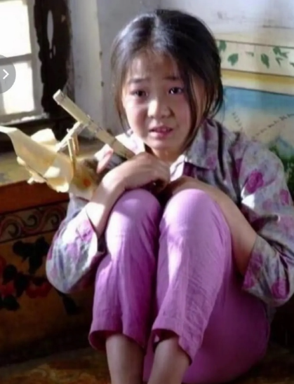 认识这个小姑娘的最起码40岁以上了，现在小姑娘变成了大美女！​​​