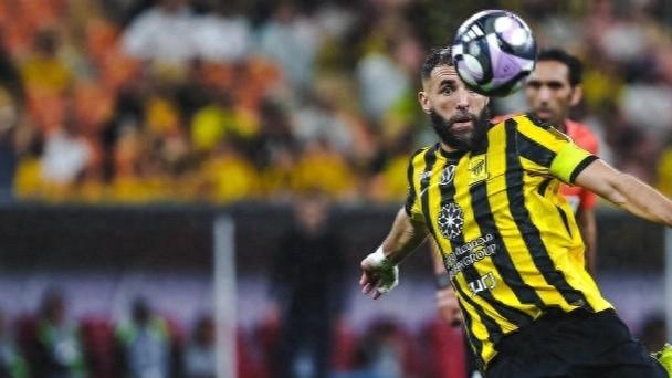 吉达联合危机升级！本泽马去留成焦点，球队陷双重困境