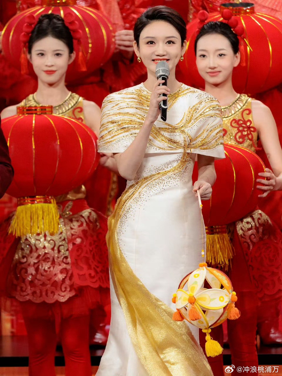 龙洋元宵晚会眼妆好多了龙洋这次状态真的直线飙升！眼妆一整个精致住了，端庄又大气，