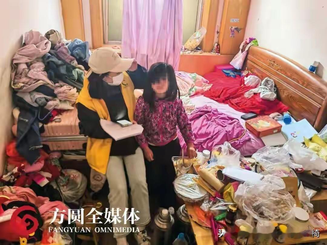 一个5岁的孩子每天生活在垃圾堆积如山的环境里，还经常被同居的男友用木棍抽打、烟