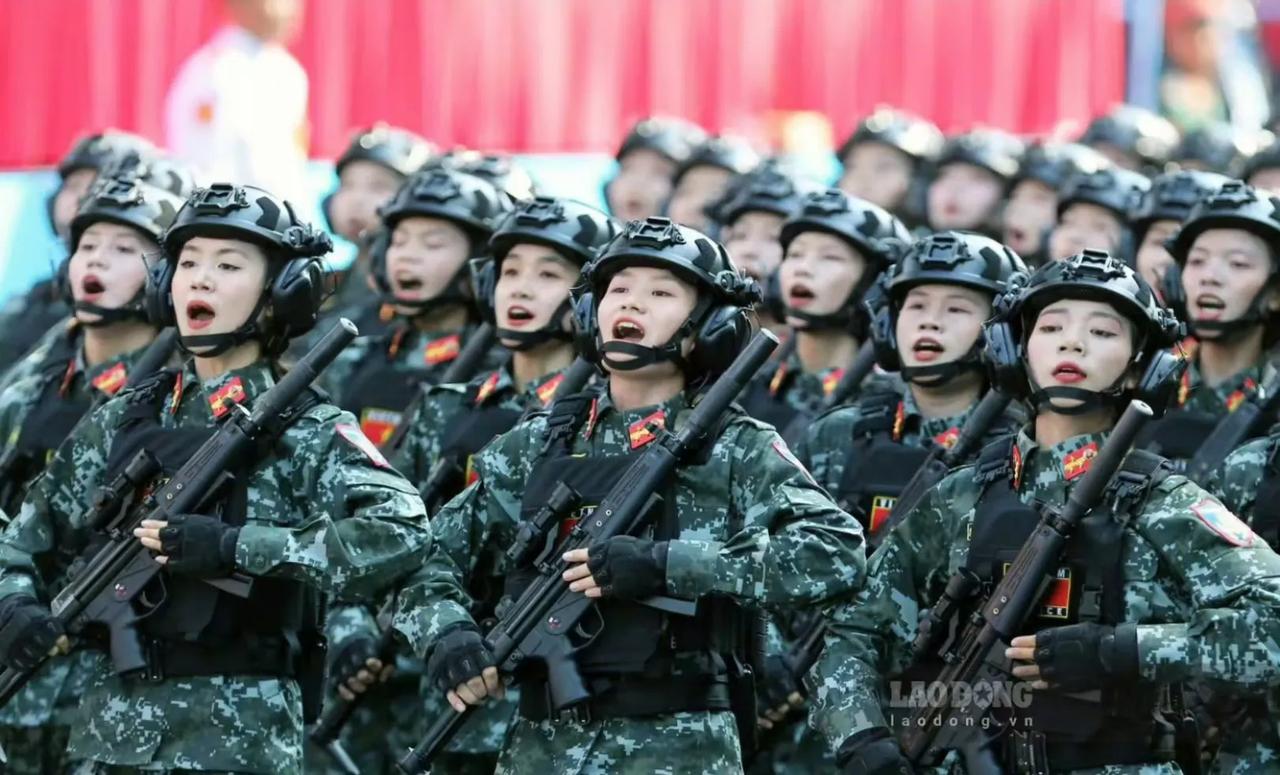 现场照片：越南“庆祝祖国统一50周年”阅兵仪式上的女兵方阵。​越南人民军女兵精