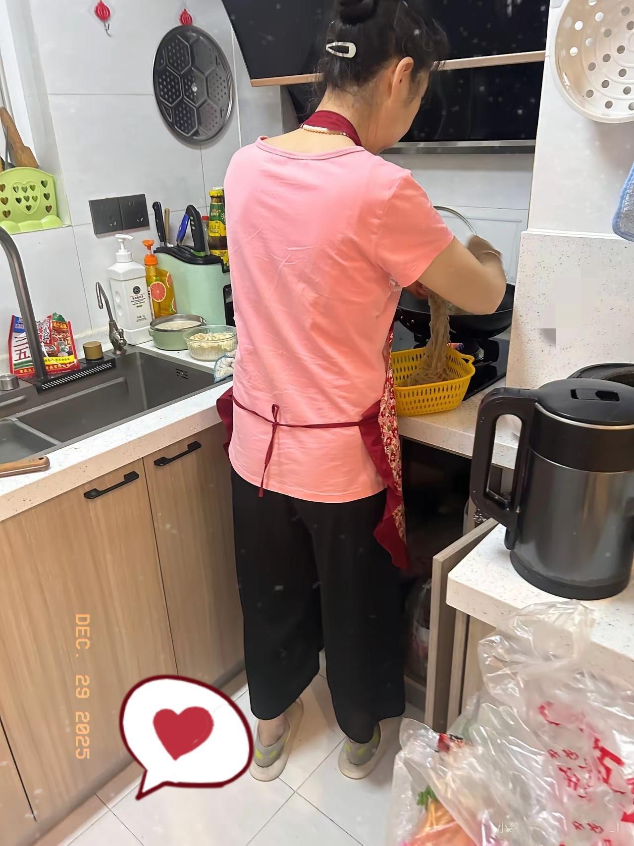 我越来越看不惯我婆婆了！她今年才65岁，身体硬朗，每天除了接送孩子上下学，