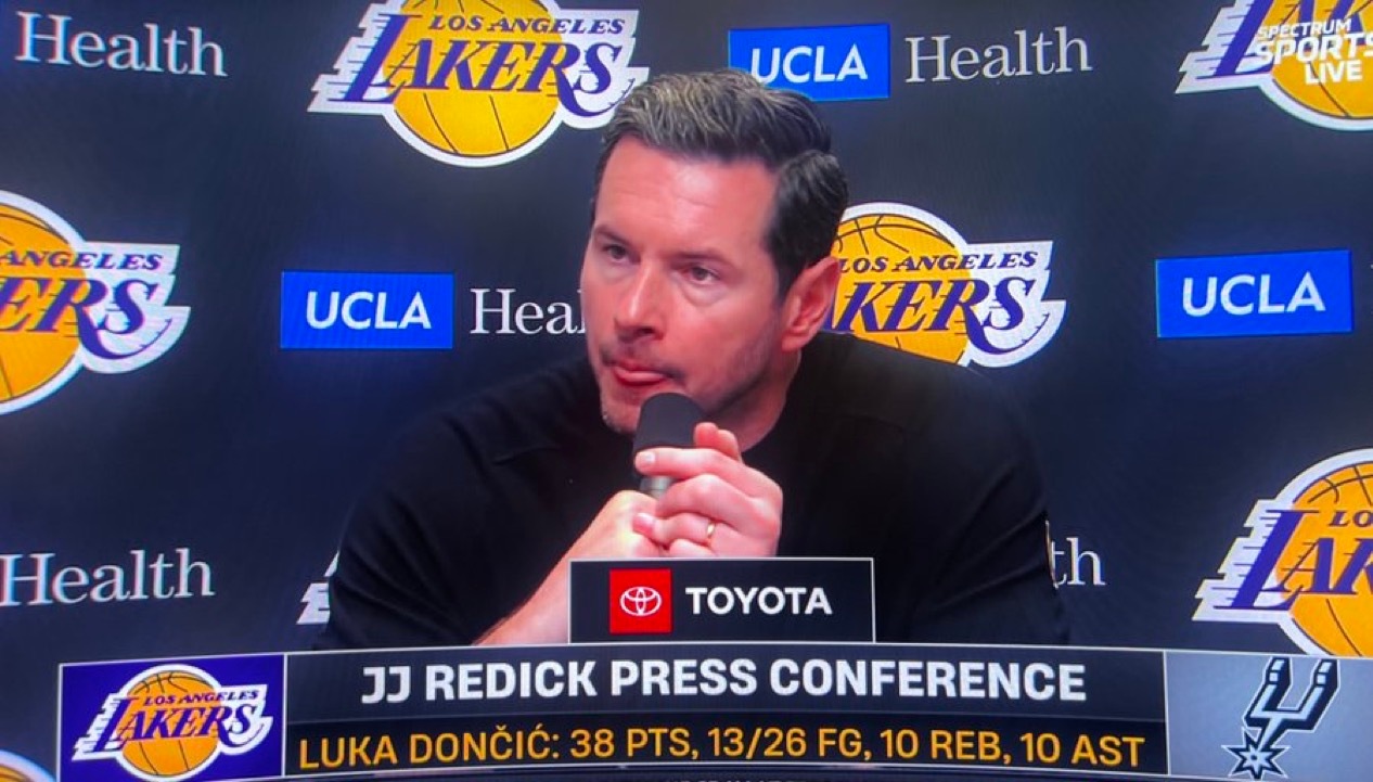 雷迪克表示，拉拉维亚和海斯已经为湖人队“连续打出多场好球”，这让主教练感到“兴奋