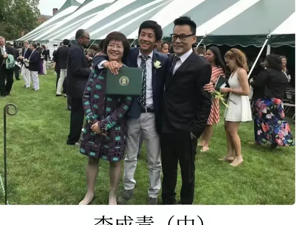 意料之中的是，李国庆之子李成青并未现身父亲的再婚婚礼。儿子就像妈妈的皮夹克，