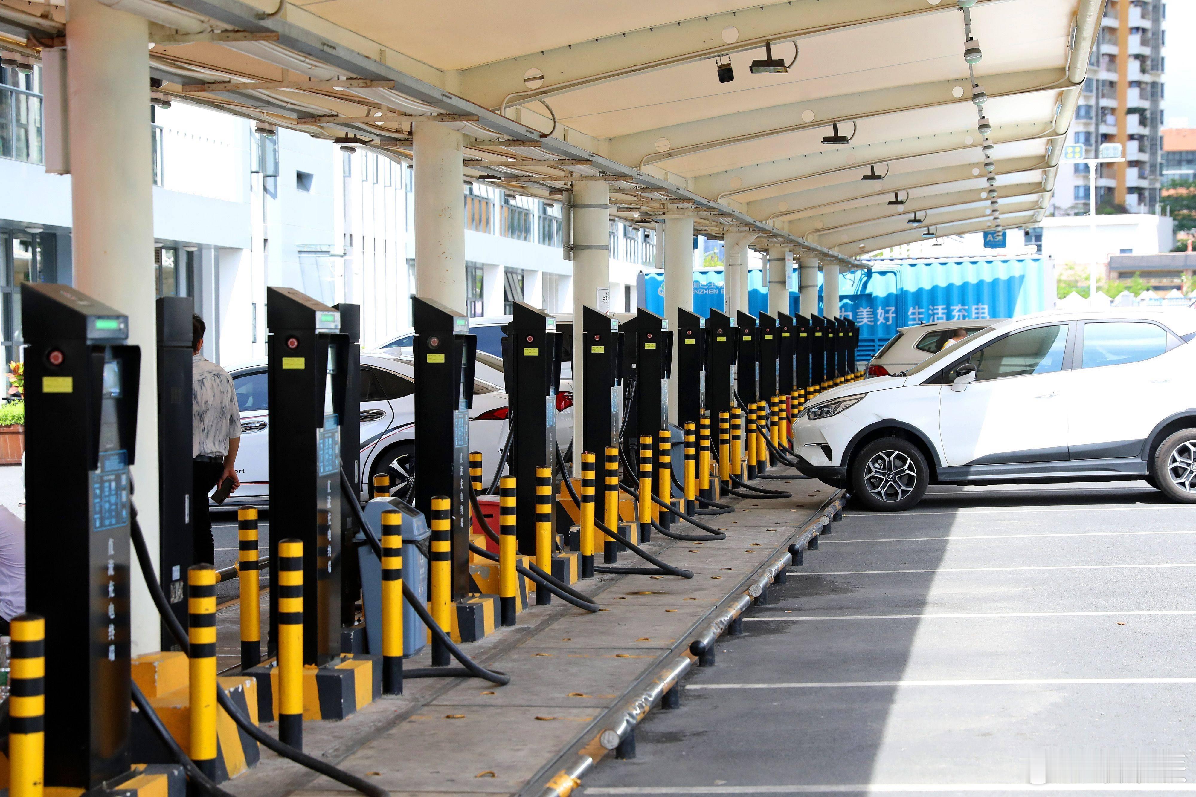 电能确实有“质量好坏”之分，主要体现在电压波动、频率偏移和谐波干扰上。使用不合格